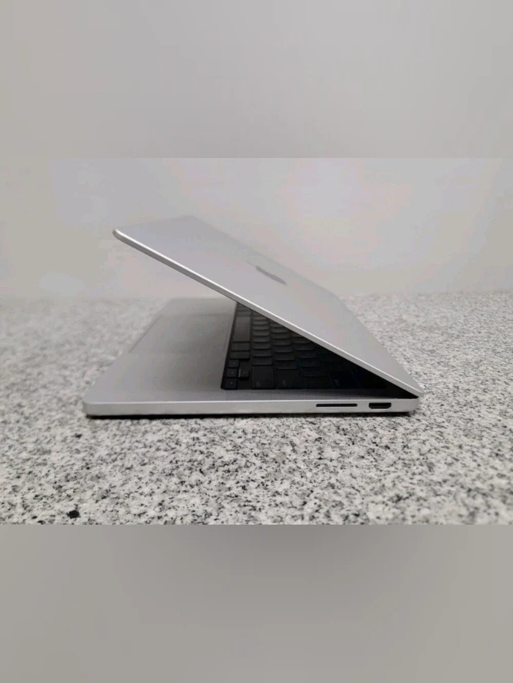 2023 Apple M3 MacBook Pro 8GB/512GB SSD - (Space Gray) A2918 Tahoe 26.4